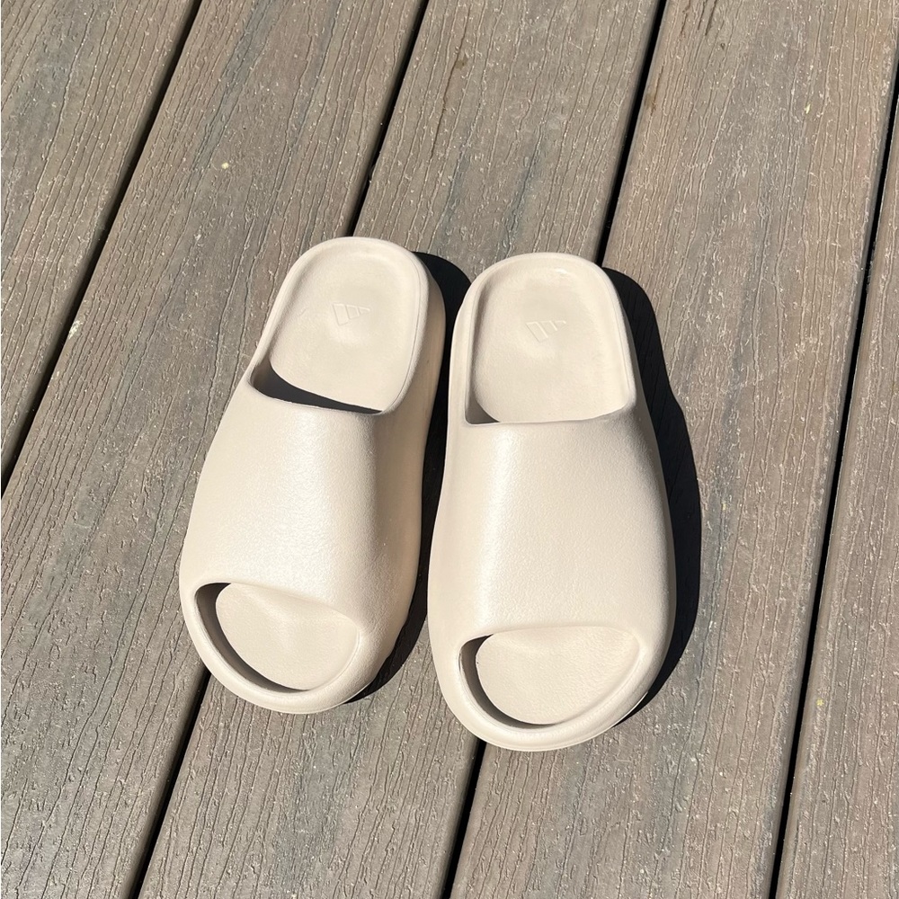 Adidas Yeezy slides size 7